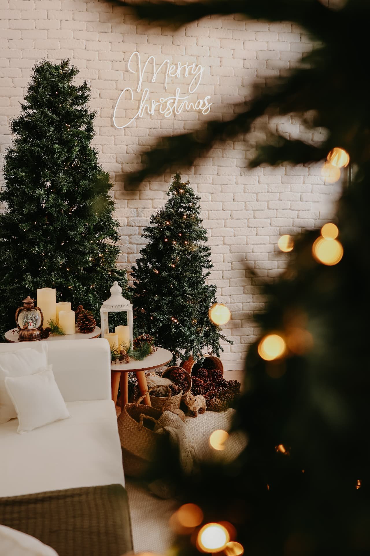 Cenário natalino em luz quente com velas, lanternas e luzes bokeh